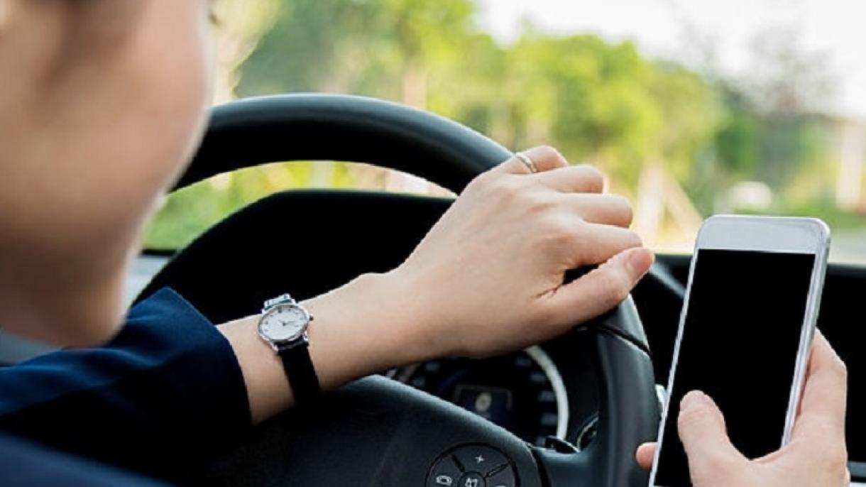 Mandar un mensaje WhatsApp al volante aumenta hasta un 134 % los accidentes