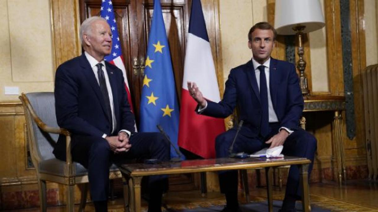 Joe Biden e Emmanuel Macron discutono della tensione russo-ucraina