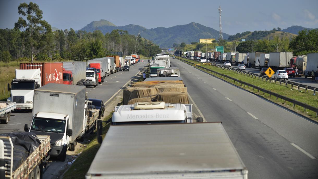 El mayor puerto de Brasil retoma actividades tras huelga de camioneros