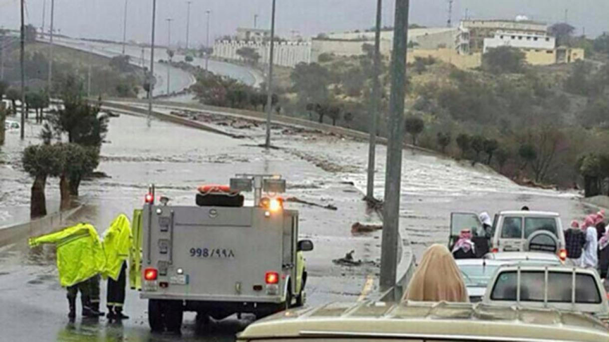 沙特强降雨造成5人丧生