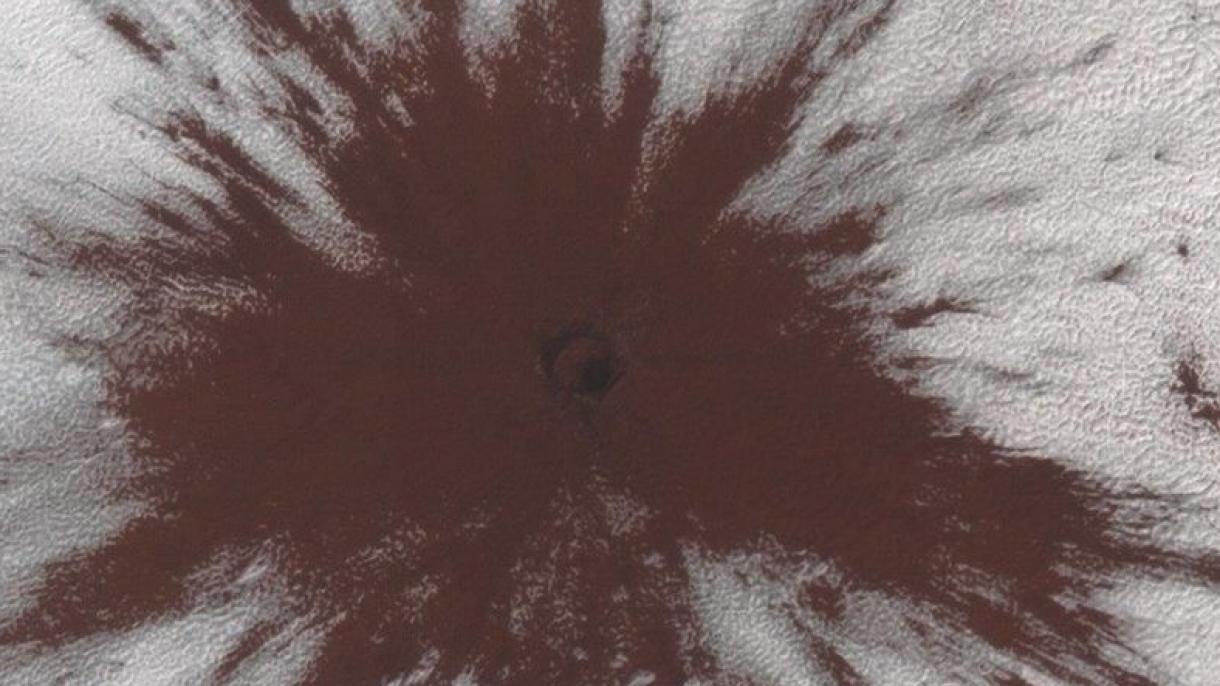 A sonda MRO captura a imagem de uma misteriosa cratera em Marte