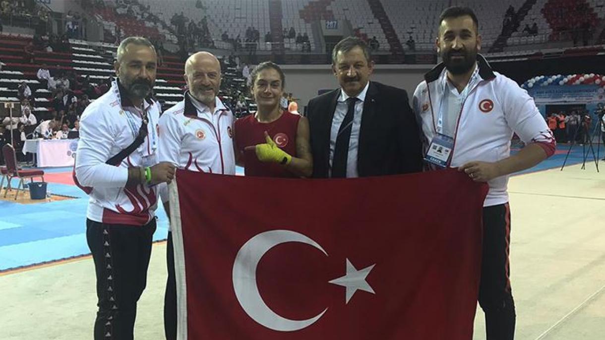 Две турски спортистки освоија златни медали на СП во кик бокс во Анталија