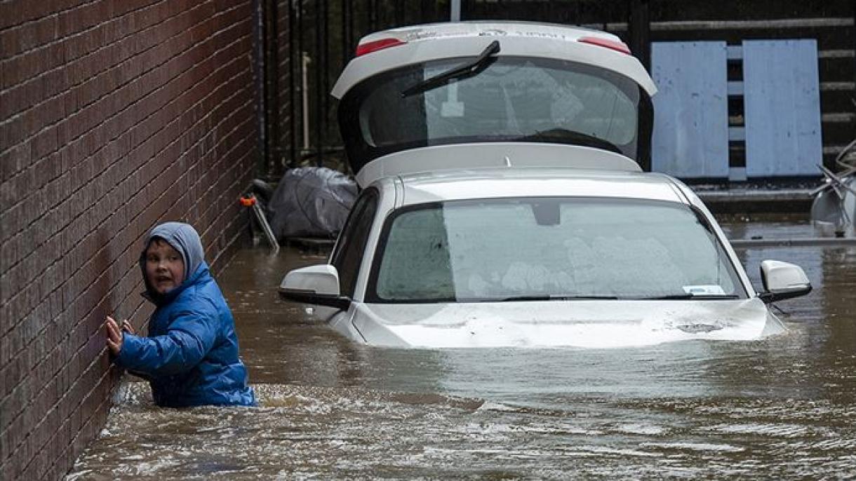Tempestade Dennis fustiga o Reino Unido e faz pelo menos 3 mortos