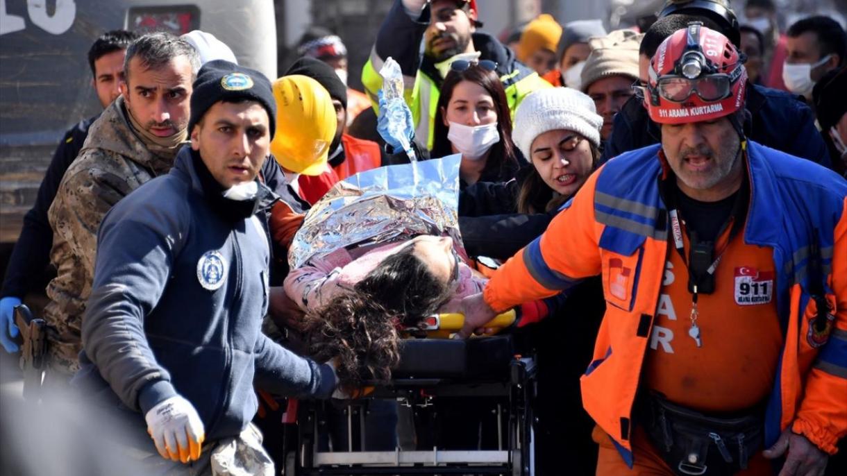زن جوان 26 ساله بعد از گذشت 201 ساعت از زیر آوار نجات یافت