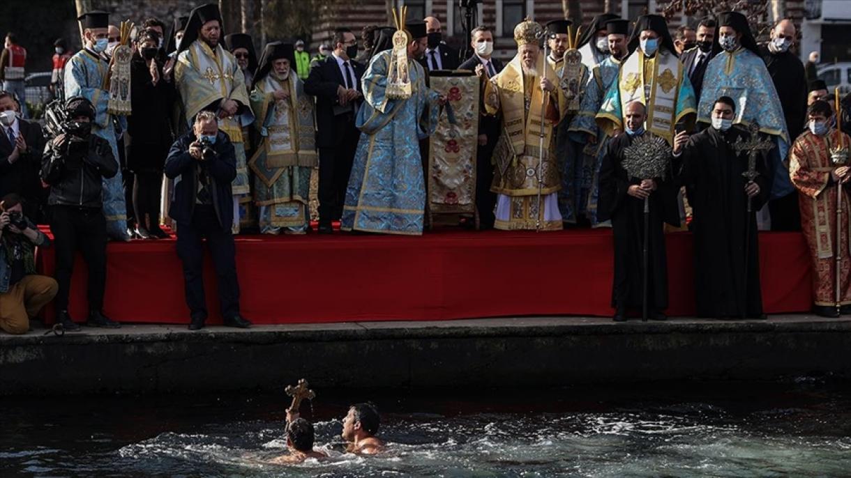 Los cristianos de Estambul celebran el Día de la Epifanía con la ceremonia de cruz arrojada al mar