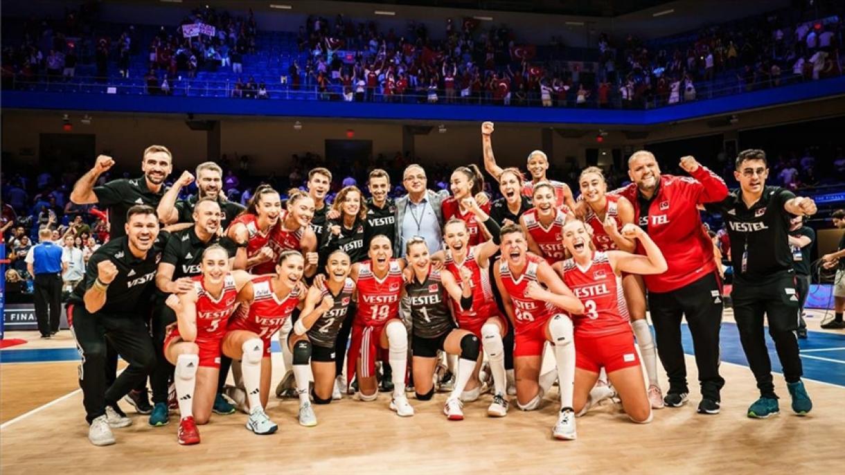 La selección nacional de voleibol femenino de Türkiye se enfrentará a China en la final de la FIVB