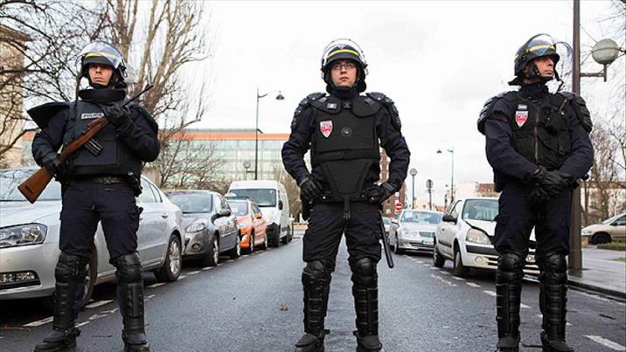 法国监察员警告警方在反对养老金改革的示威活动中过度使用武力