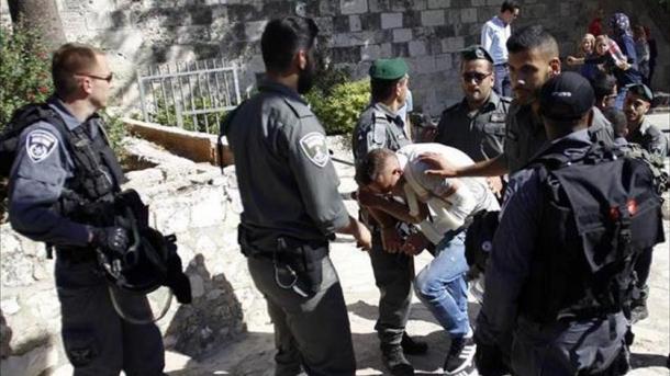 اسرائیلی فوجیوں کا معذور فلسطینی پر تشدد