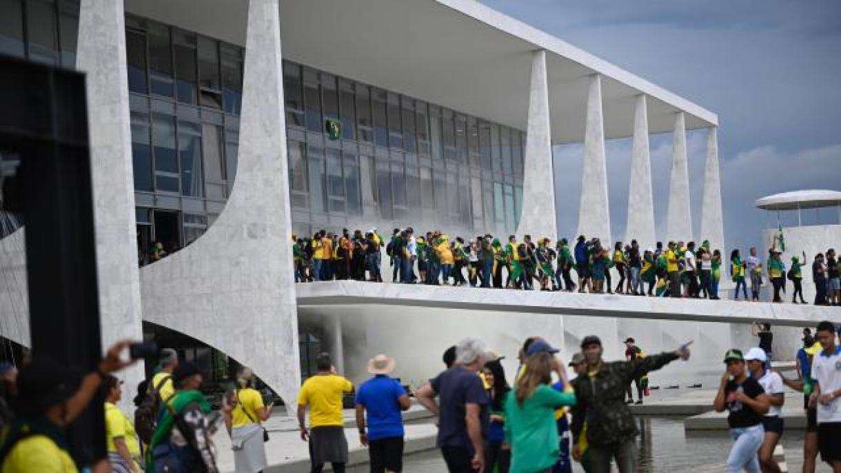 占领总统府和国会的巴西示威者被驱散