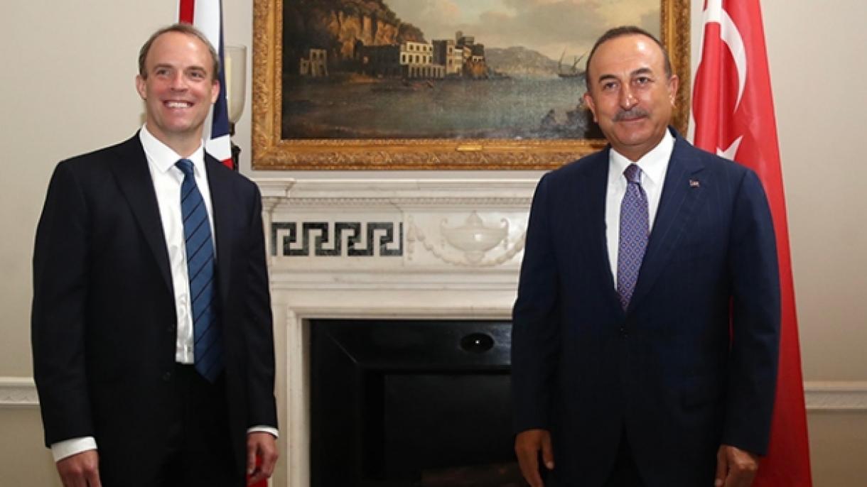 Çavuşoğlu se reúne con su colega británico Raab en visita al Reino Unido