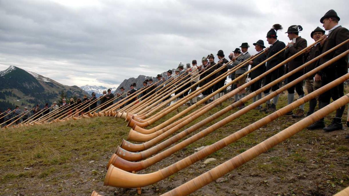A világ legnagyobb havasi kürt fesztiválja Svájcban