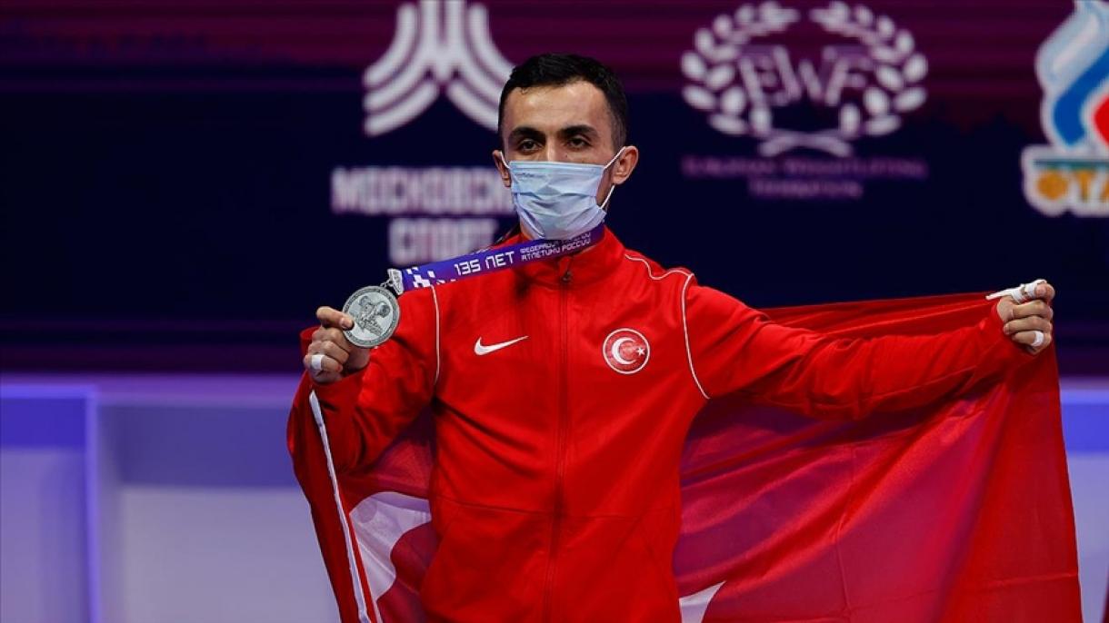 土耳其举重健将在欧洲举重锦标赛上夺得3枚奖牌