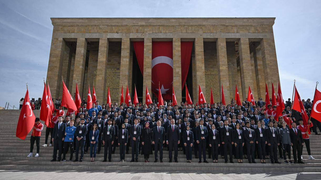 土耳其民众纷纷涌向国父陵园表达怀念与爱戴之情