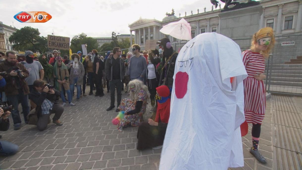 奥地利举行声援妇女穿长袍示威游行