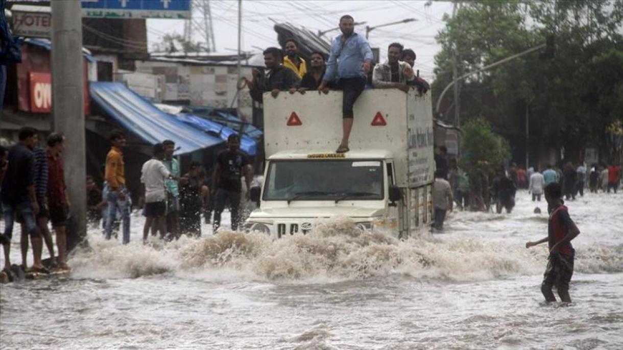 印度洪水造成350人死亡