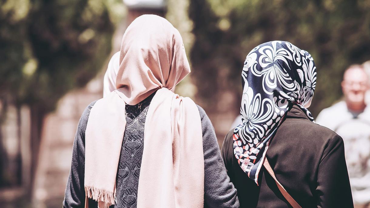 تلاش حزب حاکم فرانسه برای منع حجاب در اماکن عمومی بی‌نتیجه ماند