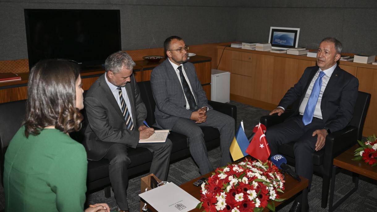 Hulusi Akar s-a întâlnit cu Ambasadorul Ucrainei la Ankara, Vasil Bodnar