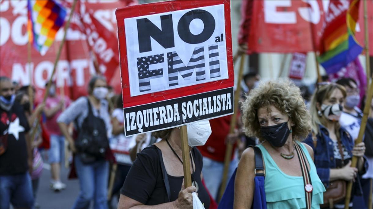 阿根廷民众抗议政府与IMF的 445 亿美元债务支付协议
