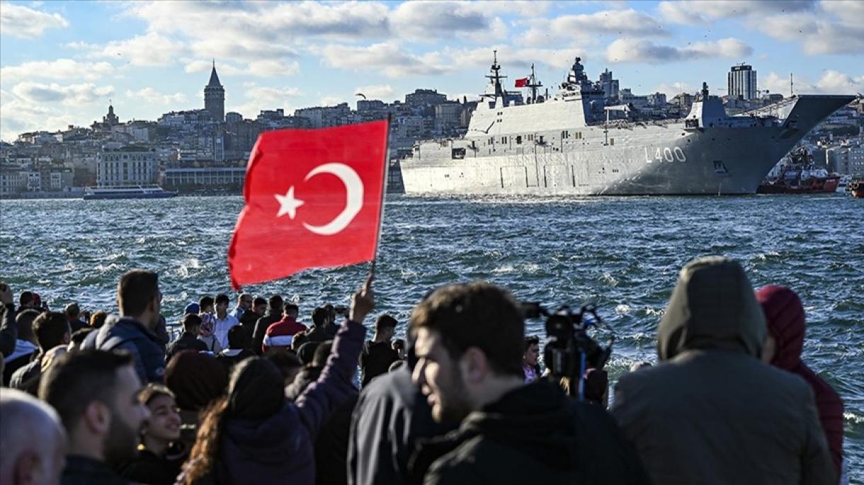 TCG Anadolu regresó al puerto de Sarayburnu