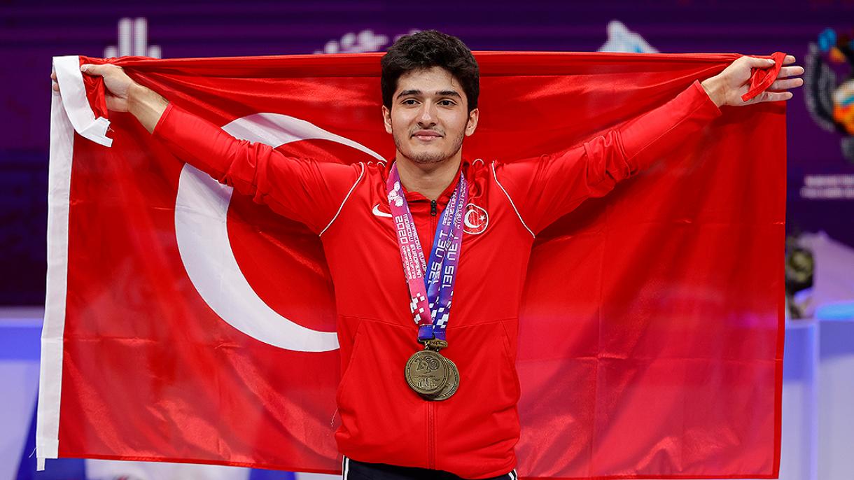 Muhammed Furkan Ozbek ha vinto tre medaglie ai Campionati Europei di Sollevamento Pesi