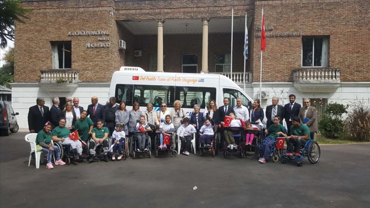 La TIKA suministra un vehículo de transporte escolar a Uruguay