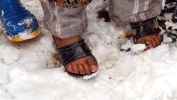 سربازان ترک ۳۷ افغان را در مرز ایران از یخ زدگی نجات دادند
