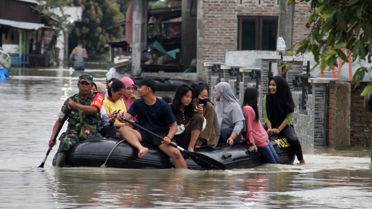 Indoneziýadaky sil apatlarynda we ýer süýşgünlerinde 16 adam ýogaldy