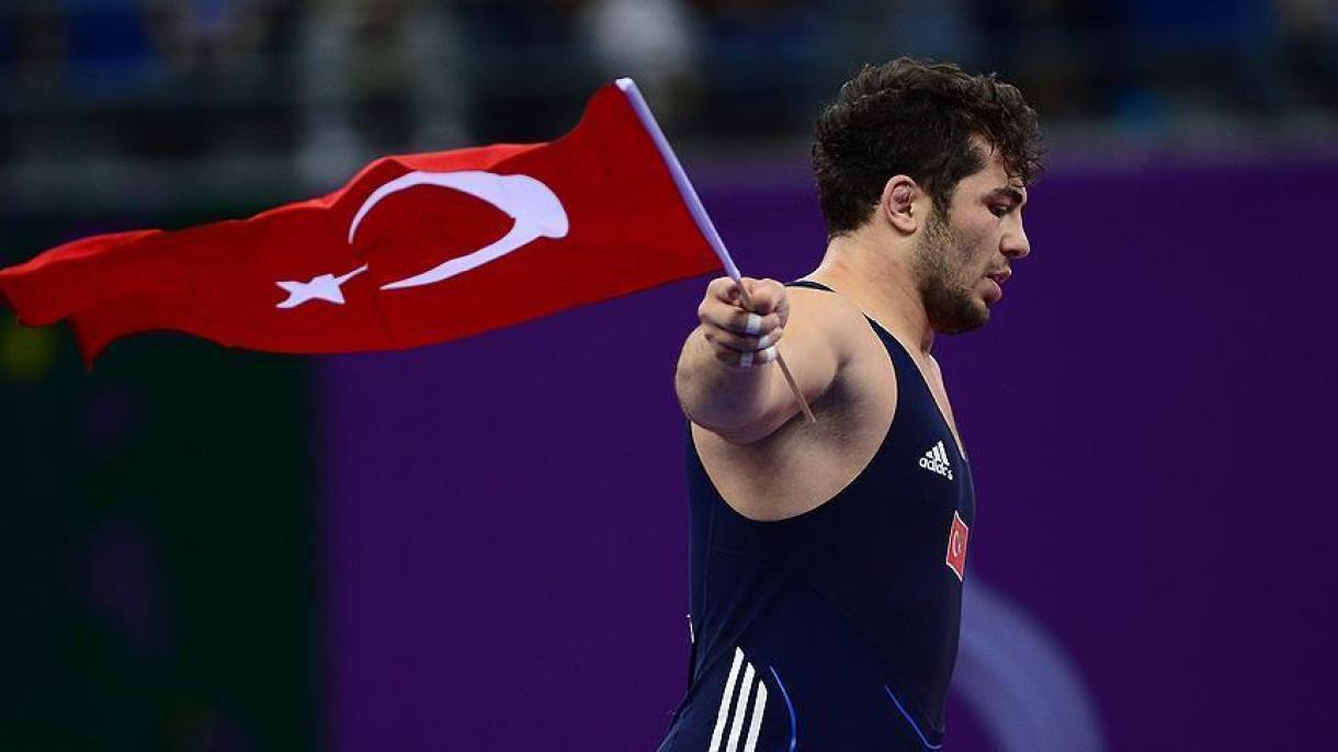 Lutador turco Cenk Ildem fica com a medalha de bronze