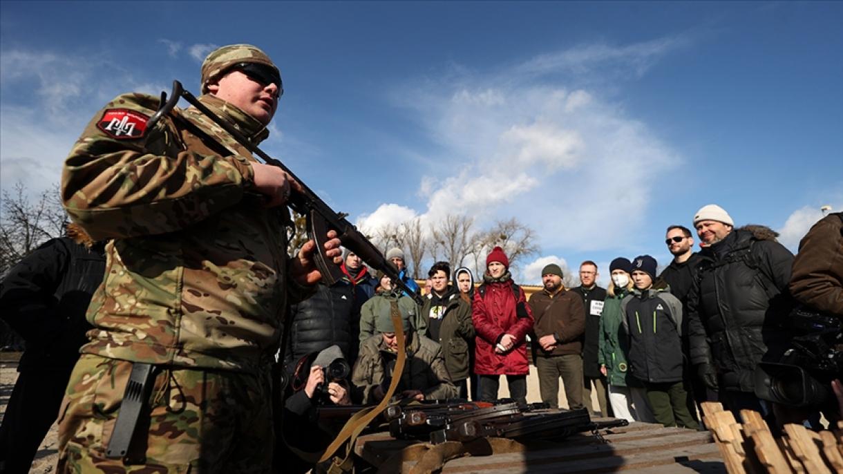 乌克兰民众开始接受军事培训