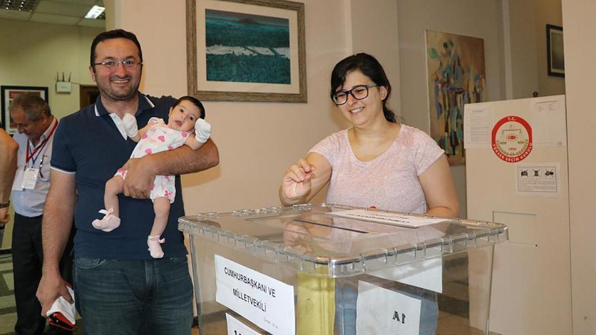 Turcos no exterior continuam votando nas eleições antecipadas
