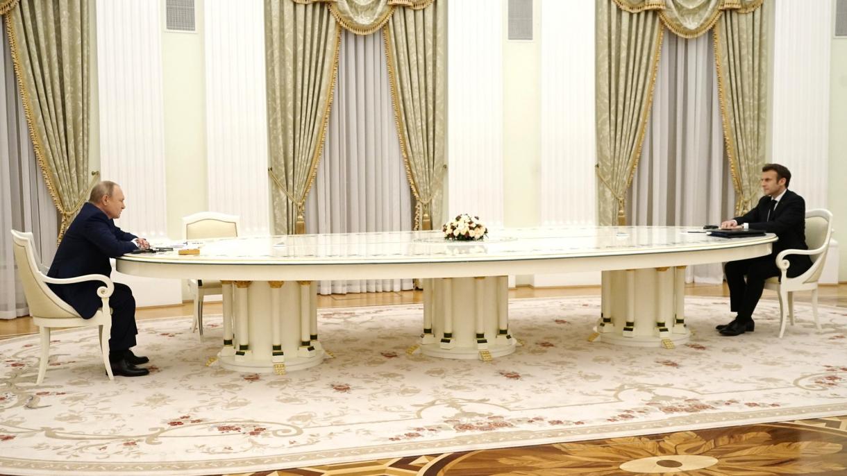 法国媒体争相报道普京与马克龙的长桌会谈