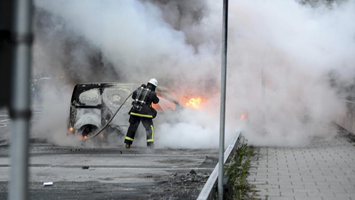 Los inmigrantes incendiaron a los coches de policía en la capital Estocolmo