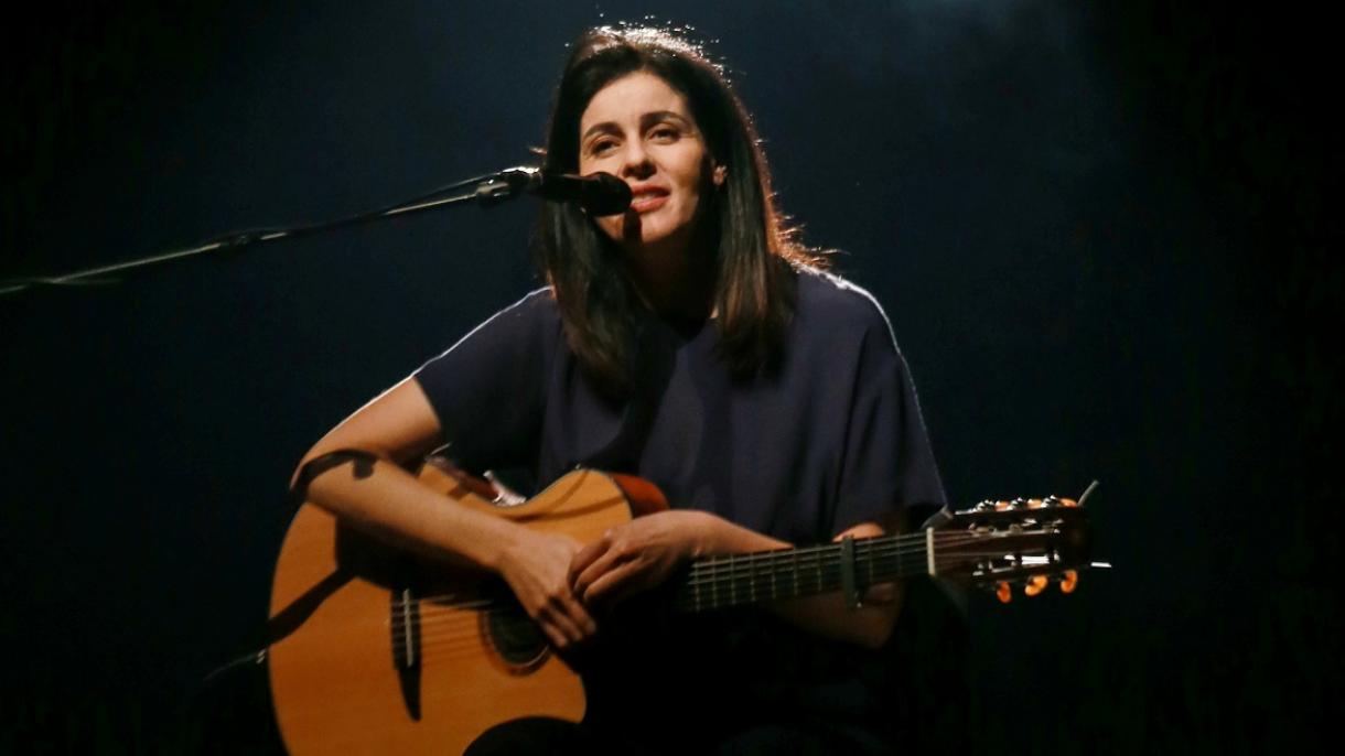 Cantante argelina Souad Massi ofrece un concierto en Estambul