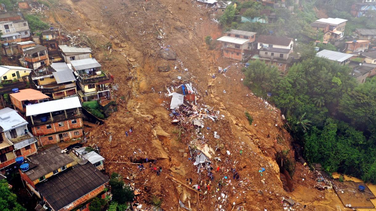 Al menos 100 muertos y decenas de desaparecidos en Río de Janeiro por las fuertes lluvias