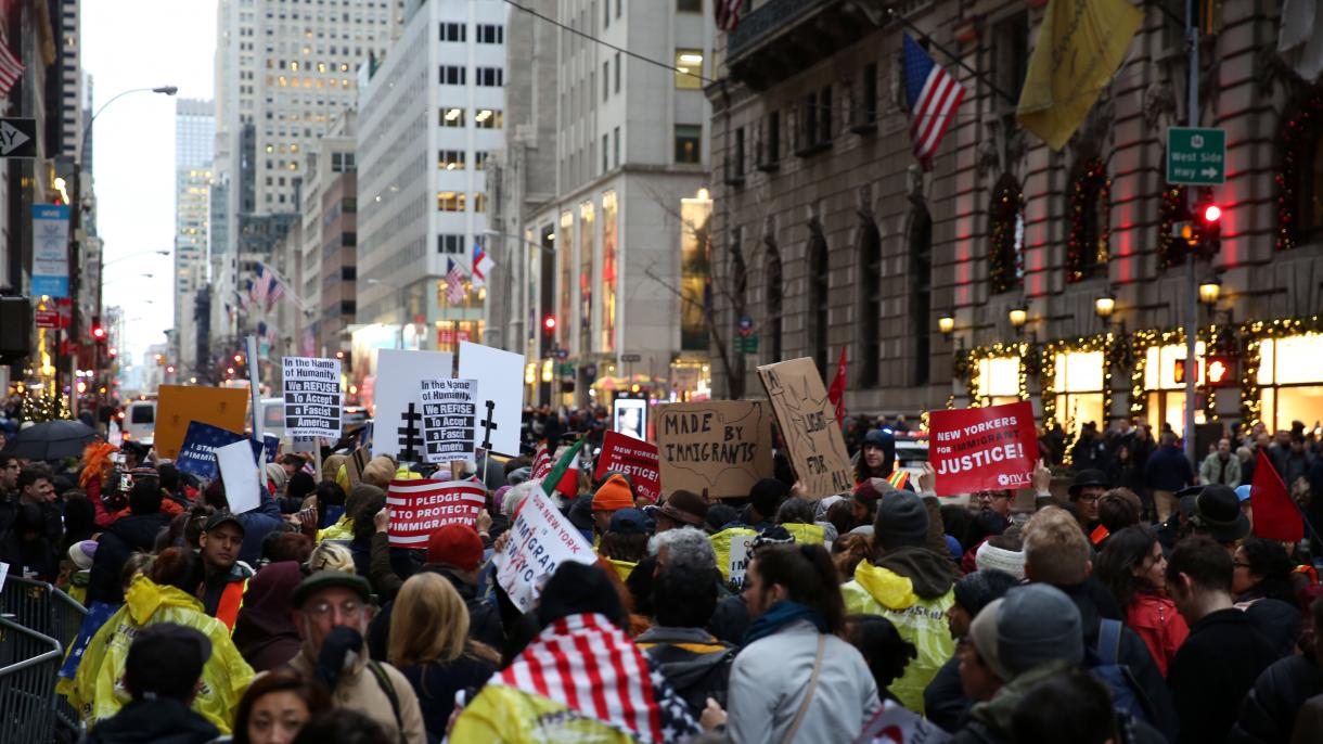 美国民众继续举行抗议特朗普示威
