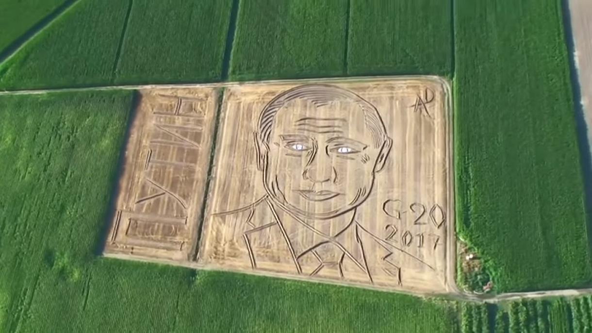 Un agricultor dibuja el retrato del presidente ruso Putin en su campo al norte de Italia