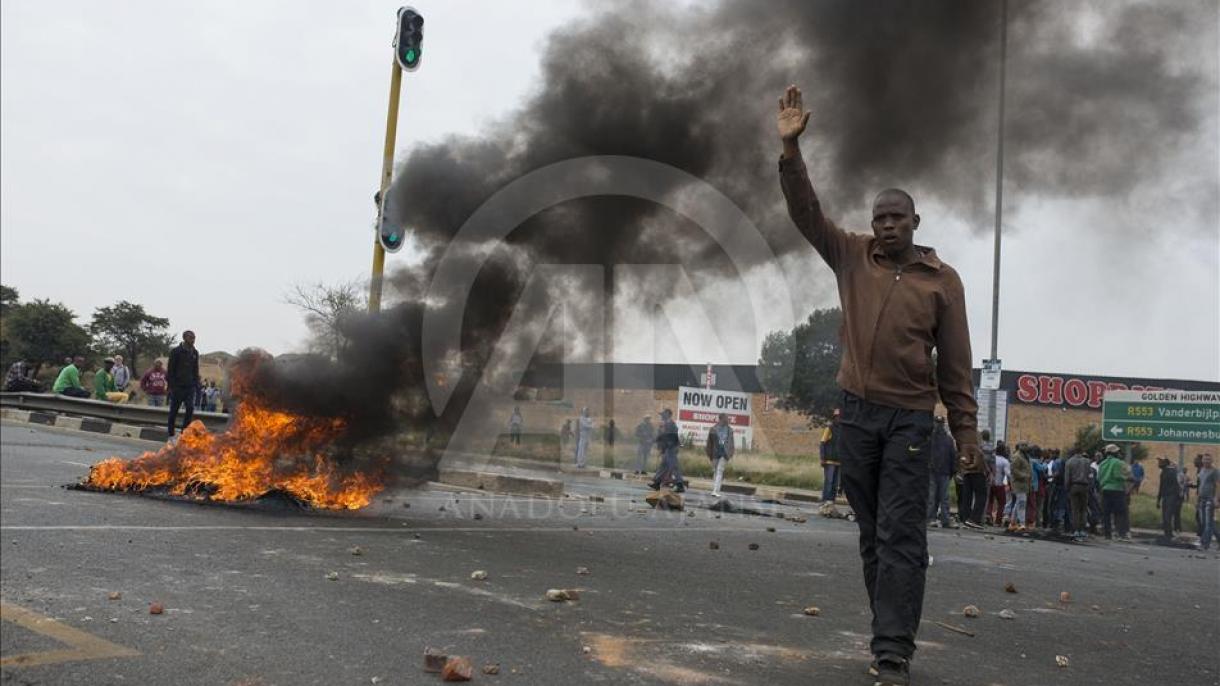 Polícia sul-africana e manifestantes entram em conflito pelo quarto dia consecutivo