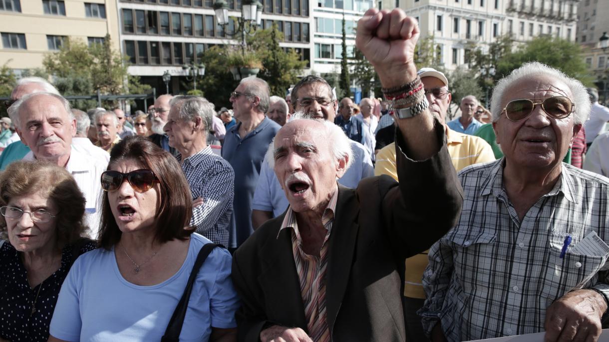 Nyugdíjasokat fújt le gázspray-vel a görög rendőrség