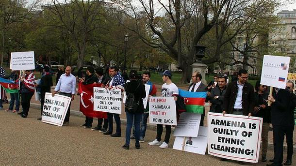 Turcos azerbaijanos protestam contra a ocupação armênia em Washington