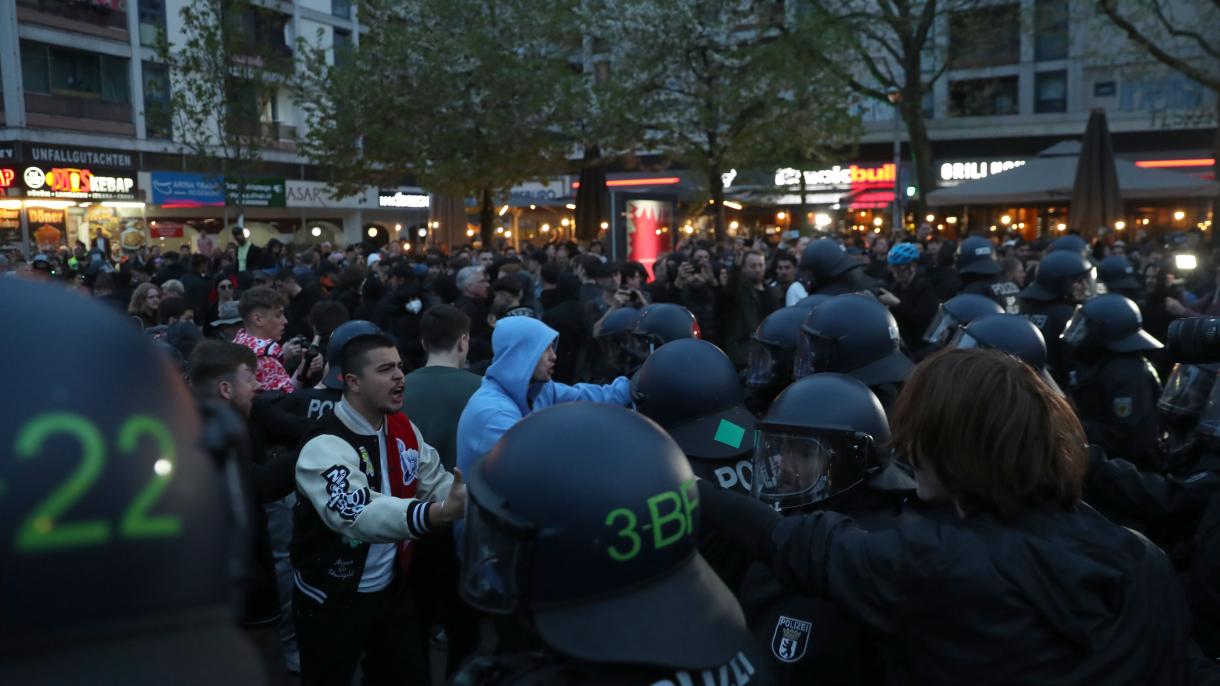 Confrontos entre a polícia e manifestantes no 1 de maio em Berlim