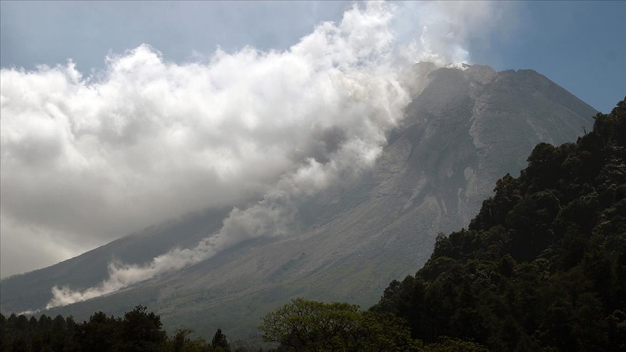 印尼默拉皮火山喷发