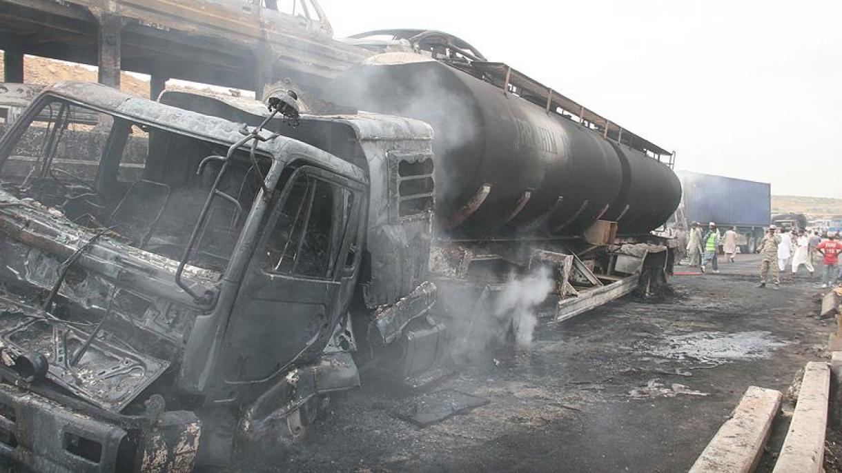 کشته شدن 24 نفر در جریان تصادف یک اتوبوس با یک نفتکش در پاکستان