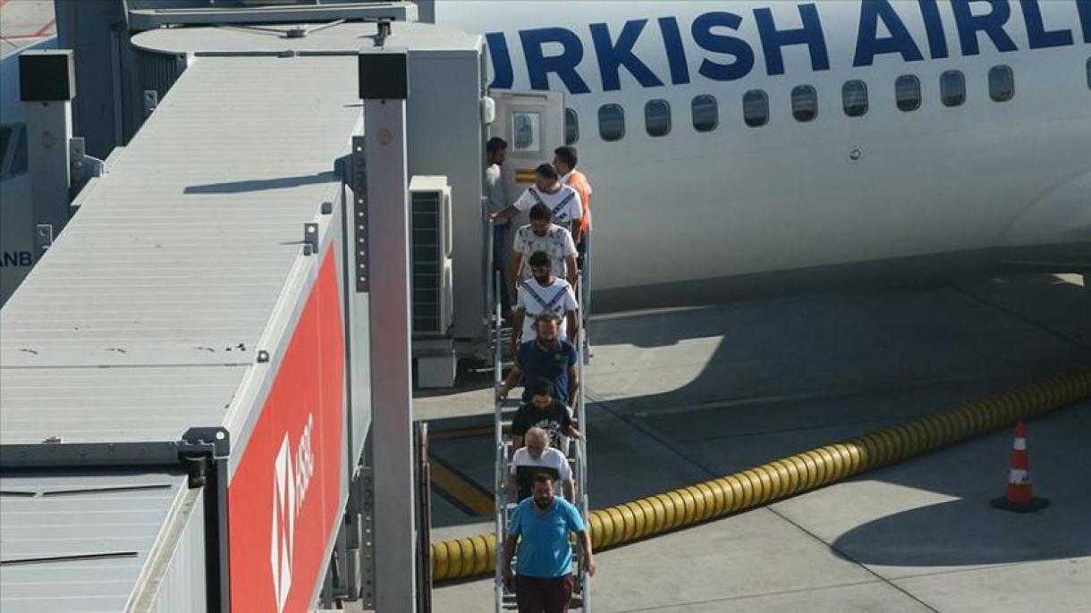 Os 10 marinheiros turcos sequestrados na Nigéria retornam ao seu país natal