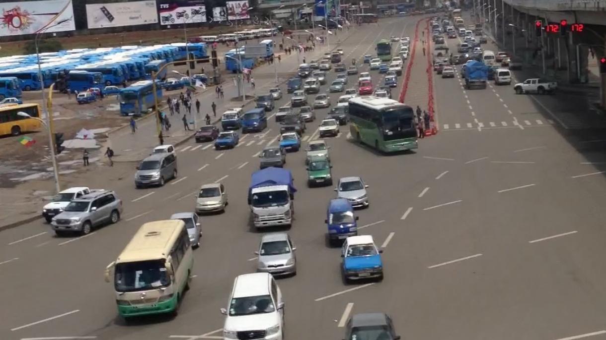 埃塞俄比亚一辆公交车发生侧翻导致21人丧生