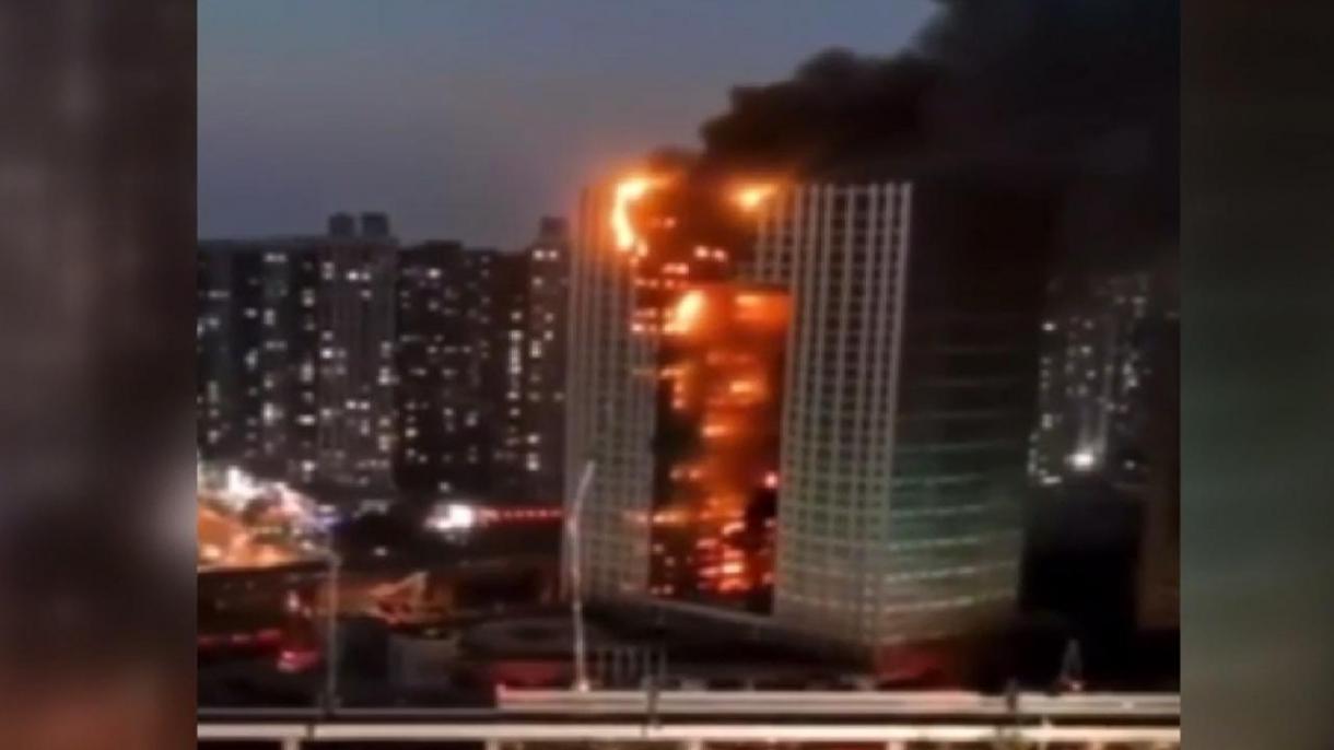 中国辽宁一高层大厦发生火灾