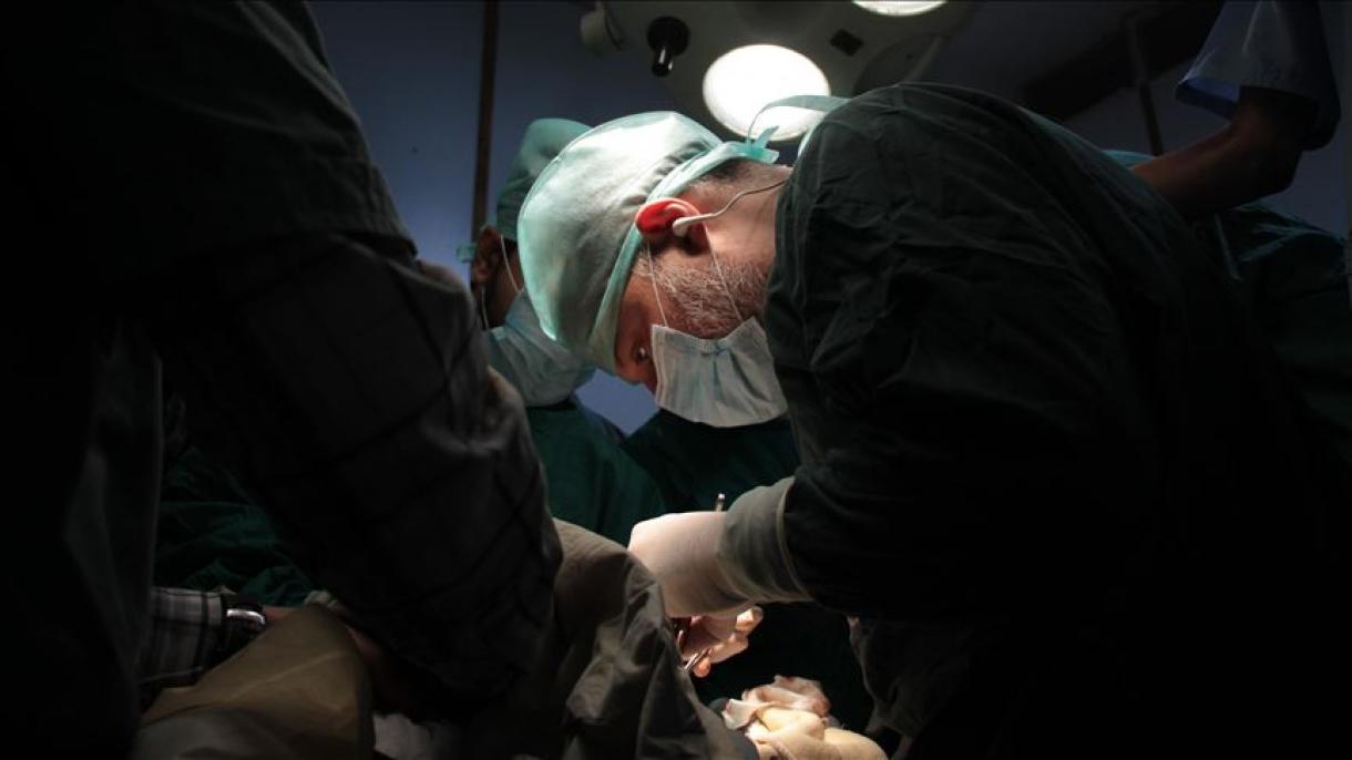 Doctores turcos trasplantan dos brazos en operación única