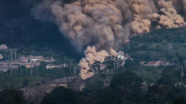 انڈونیشیا  کا سینا بنگ آتش فشاں متحرک ہو گیا