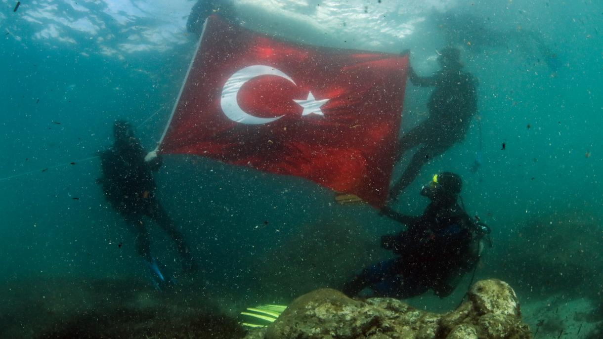 Suyun altında Türkiyə bayrağını açdılar