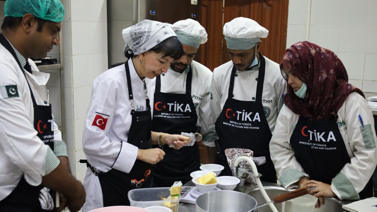 TIKA ha presentado certificados a los cocineros pakistaníes después de la formación de 2 semanas