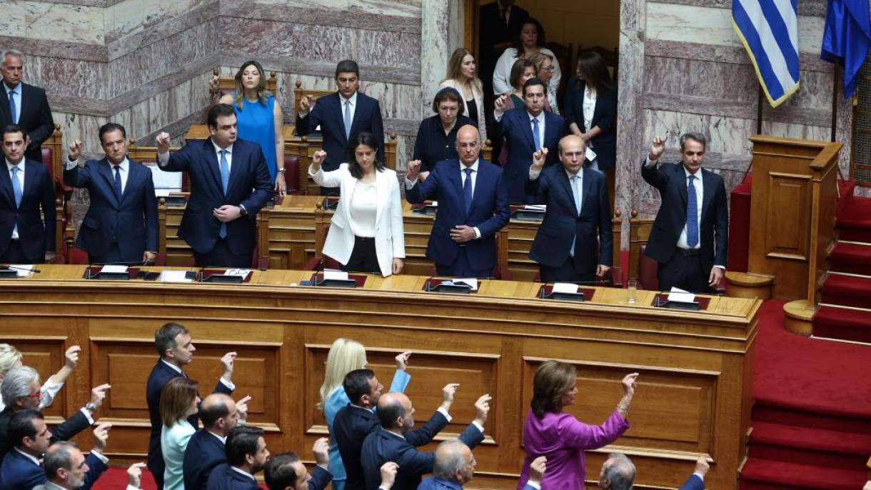 希腊新议员宣誓就职